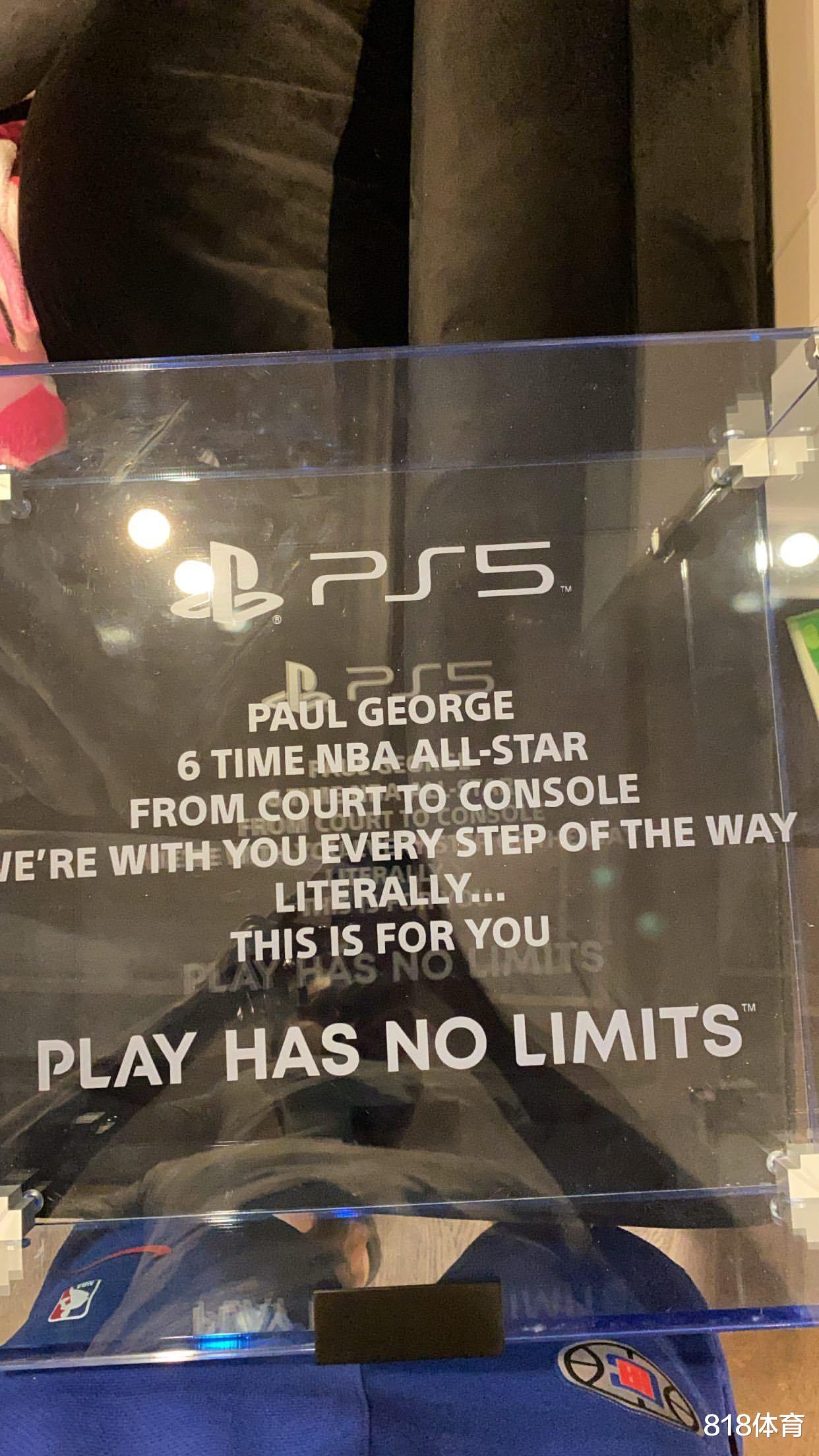 PlayStation 5|虾仁猪心! 乔治亲吻未上市PS5游戏机, 网友晒浓眉亲吻总冠军奖杯