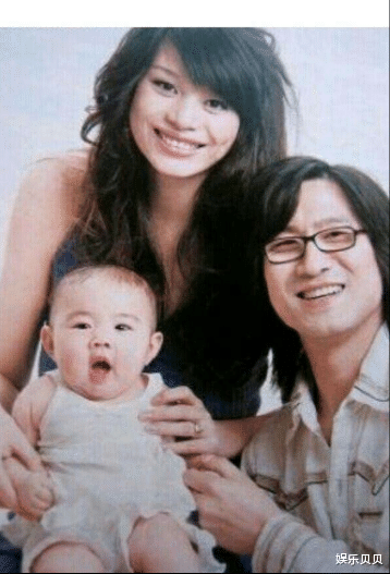 章子怡|章子怡女儿也长发及腰,5岁醒醒搂着小苹果,姐妹俩撞发型又撞脸