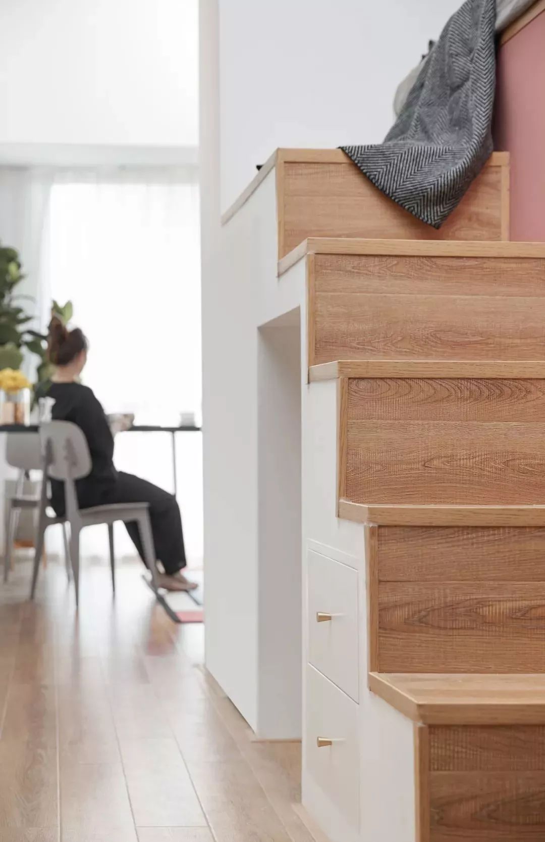 『』6W爆改25㎡单身公寓,卧室在半空中,邻居看了恨不得回家砸了重装!