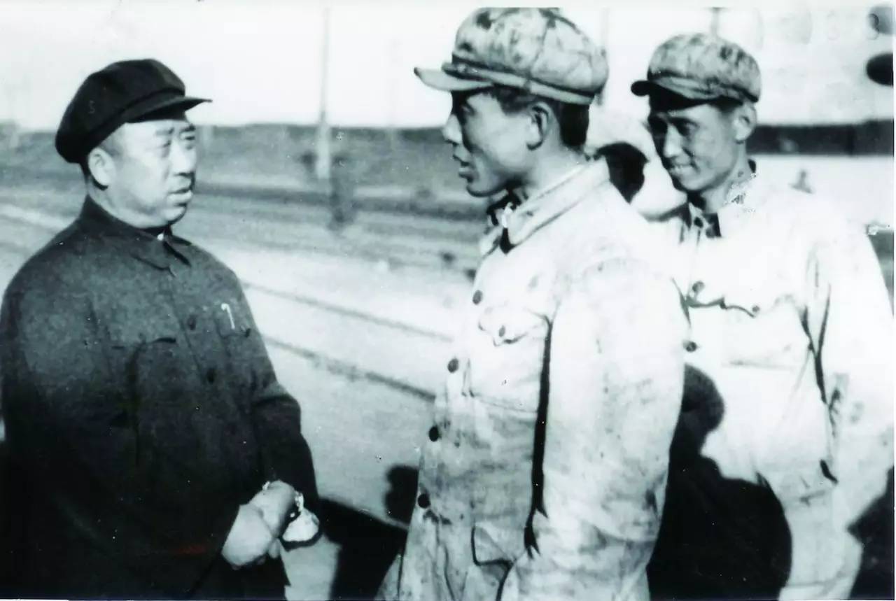 彭德怀|他是彭德怀最佳搭档， 虽没封元帅，但他儿子却比元帅的后代都牛