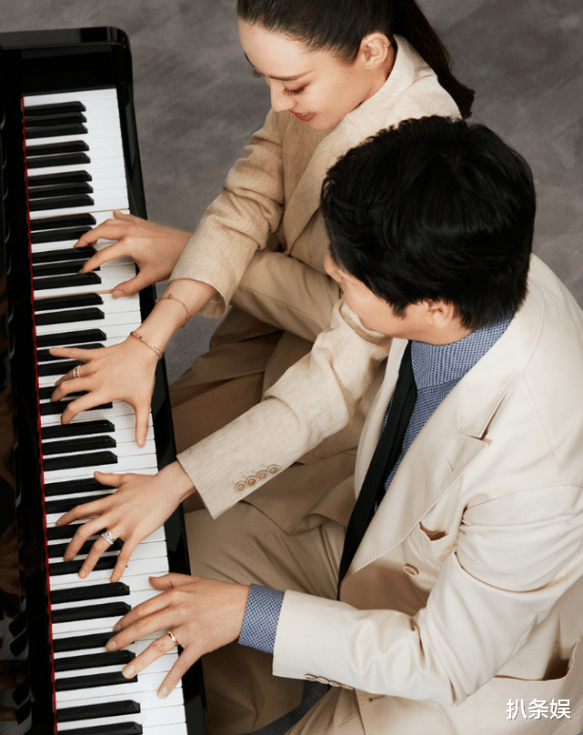 「郑源」吉娜晒郎朗视角自弹自唱，针织衣配皮裤秀火辣身材，却被钢琴抢镜