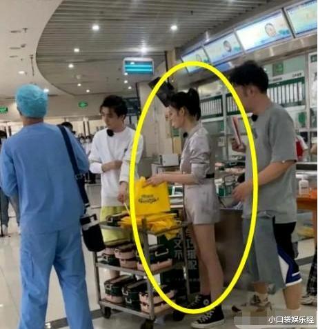 王俊凯|王俊凯女助理突然“走红”，明明只帮忙送饭，颜值碾压大多数网红