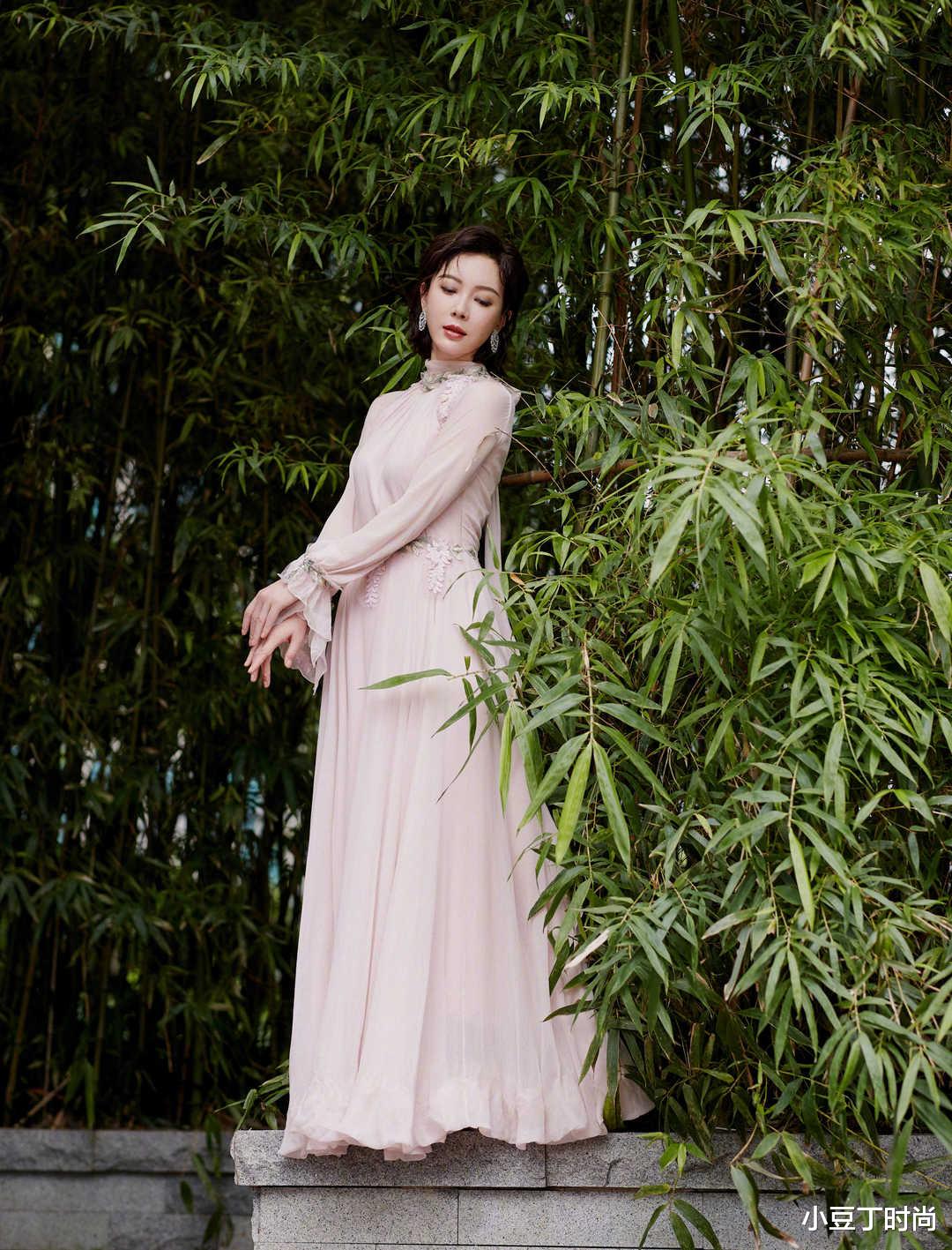 连衣裙|陈数新造型美爆了，穿粉色雪纺连衣裙配短发凹造型，优雅迷人