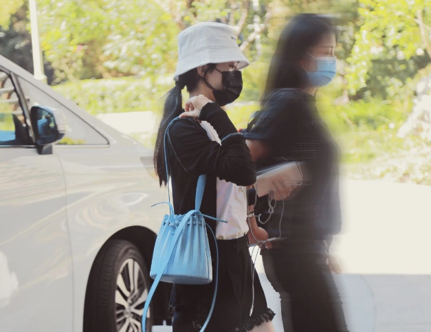 冯绍峰|冯绍峰晒健身照减肥成功，却在暗自撒狗粮，身后的长发女孩儿亮了