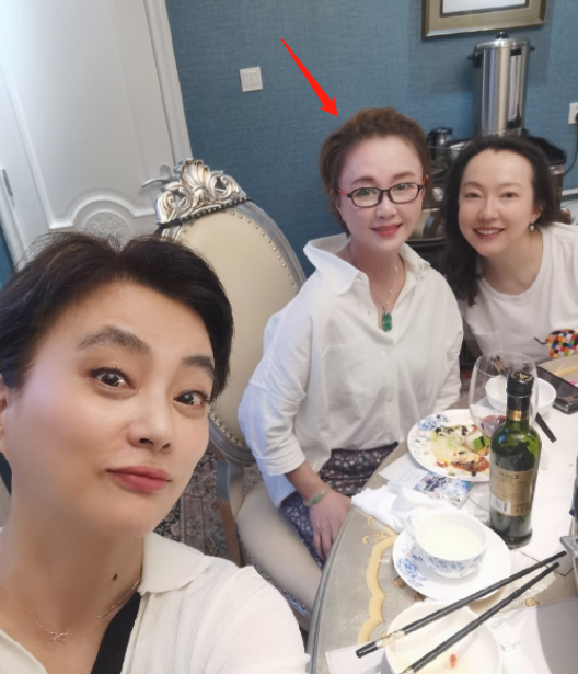 傅艺伟|傅艺伟消失3年首晒照，56岁扮古装法令纹难挡，离异后曾吸毒被抓