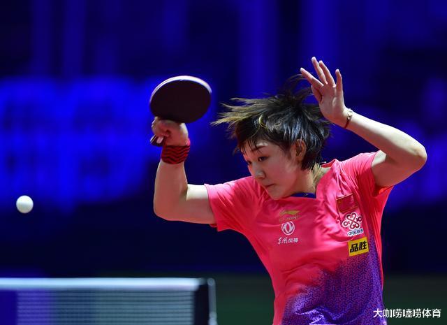 「陈梦」国乒美女训练照引争议！与男教练“不雅观”动作，遭网友过分解读