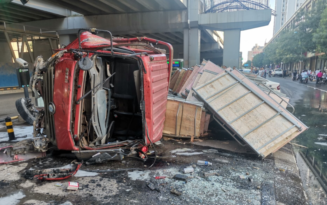 河北交通广播|突发！石家庄一货车冲下高架桥！