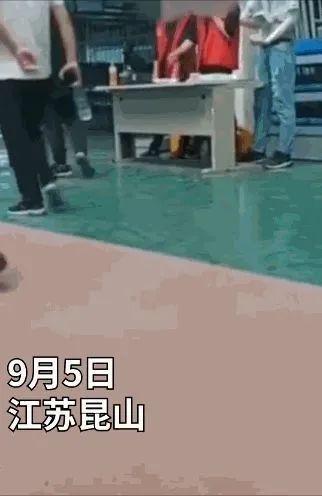 昆山|公司发证件时扔地上让员工捡，员工集体离职