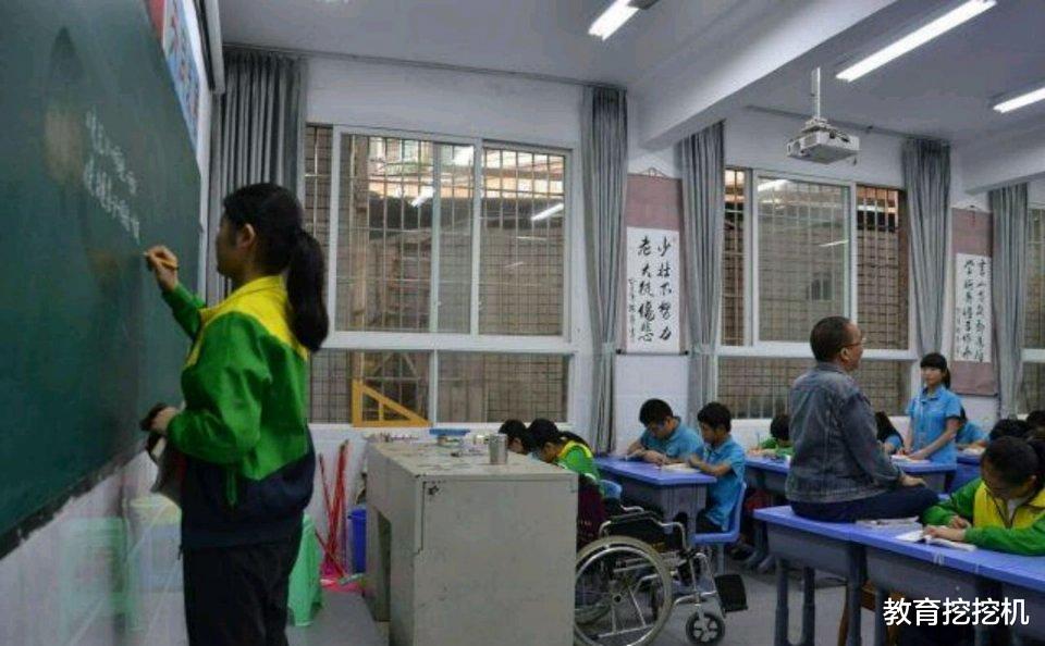 巴中@二孩男老师送外卖,就不务正业?70名公办老师辞职,都换不来些许理解?