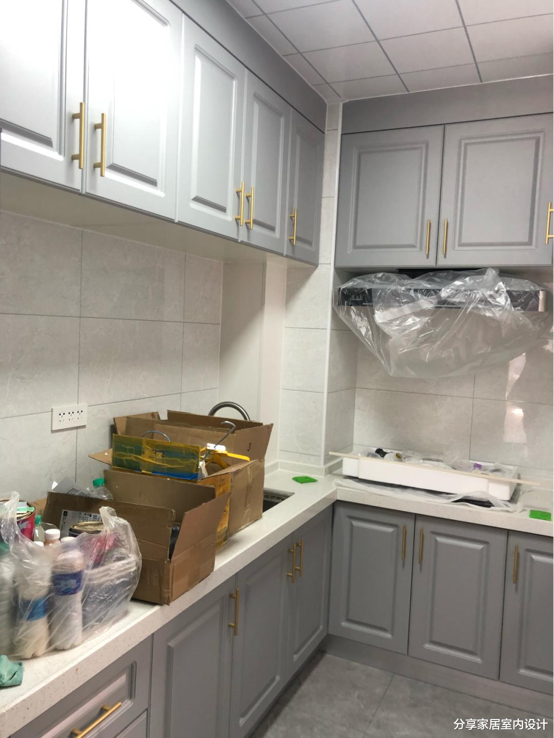 |年轻人的新家：墙面刷颜色很漂亮，贴石膏线条代替吊顶！分享一下