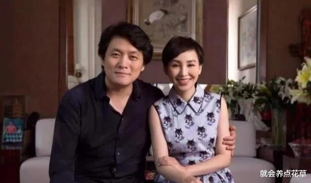 『岳丽娜』她19岁与导演私奔住地下室，摆摊生3胎才结婚，如今丈夫用7部剧捧她