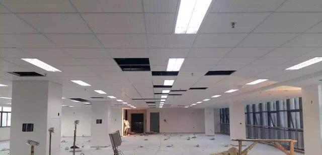 |石膏板吊顶已经淘汰了，这种新型材料，防水阻燃，寿命30年