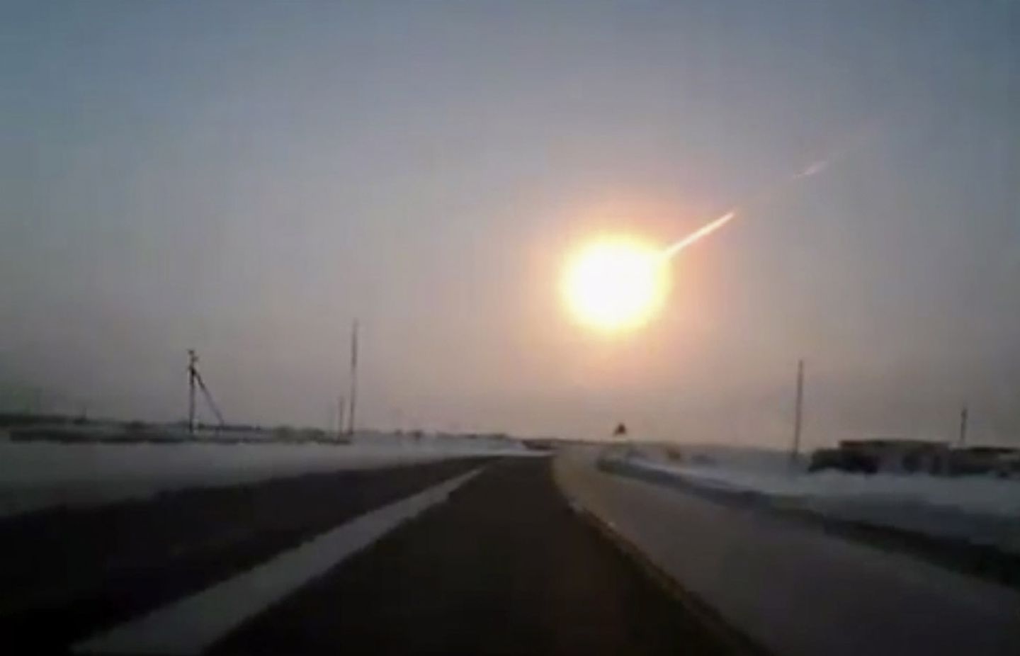 小行星|车里雅宾斯克陨石撞击地球千钧一发之际被击毁，难道是外星人在守护地球？