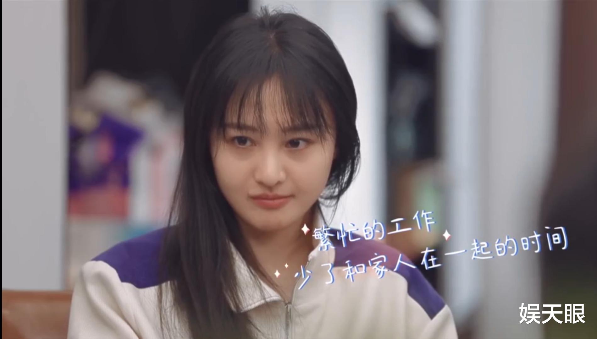 『郑爽』郑爽首次节目中公开家人，坐姿却暴露姐妹间不亲近的事实