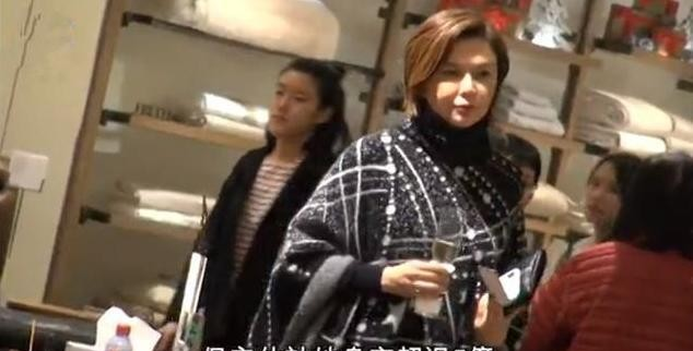 关之琳|关之琳罕见卧室照，床头的两条锁链十分吸睛，网友：干啥用的？