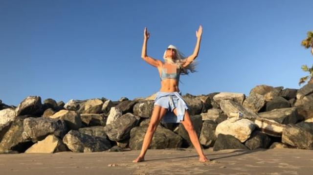 超模|65岁法国银发超模马甲线似少女!20年来每天靠瑜伽维持身材