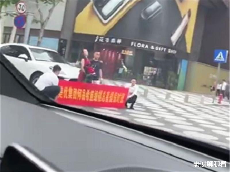 保时捷|6个人租54万保时捷在路边拍照，比“名媛”还厉害，网友：横幅不讽刺吗？