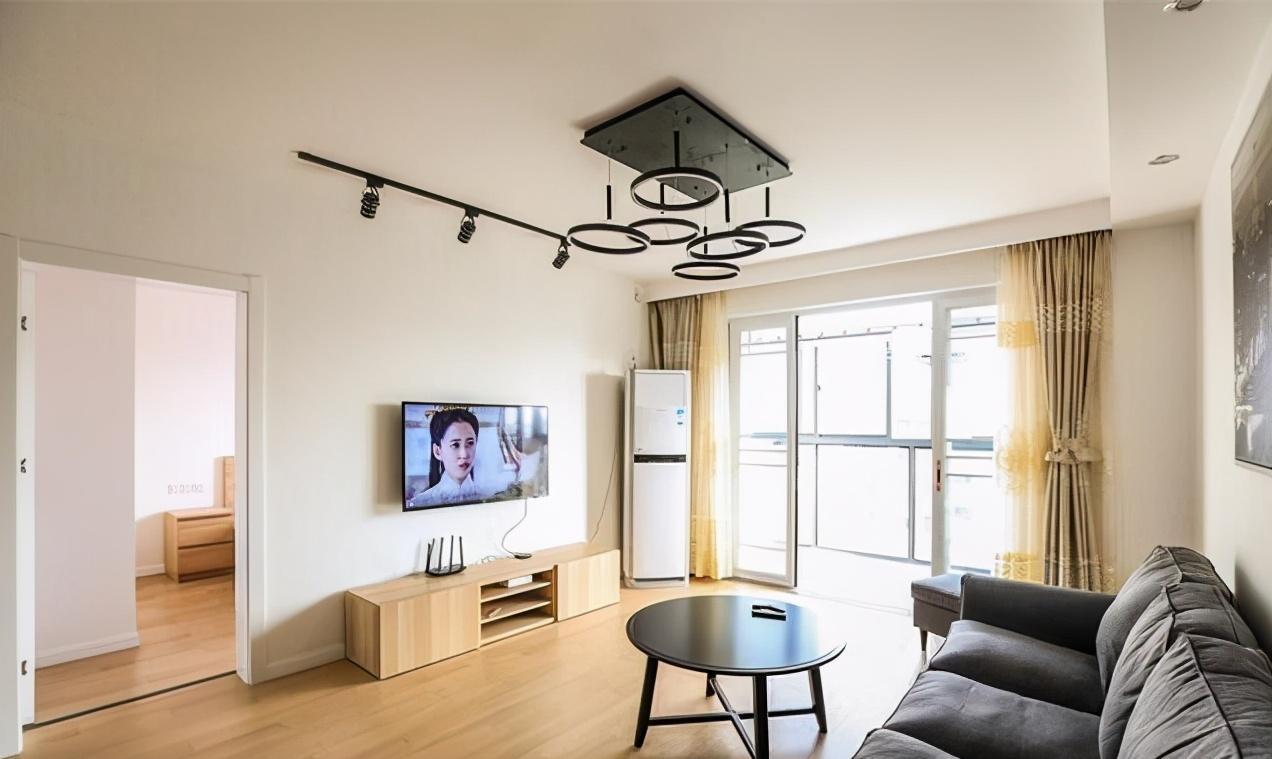 |简约装修的新房入住，原木材料为主的设计更温馨，客厅效果最漂亮