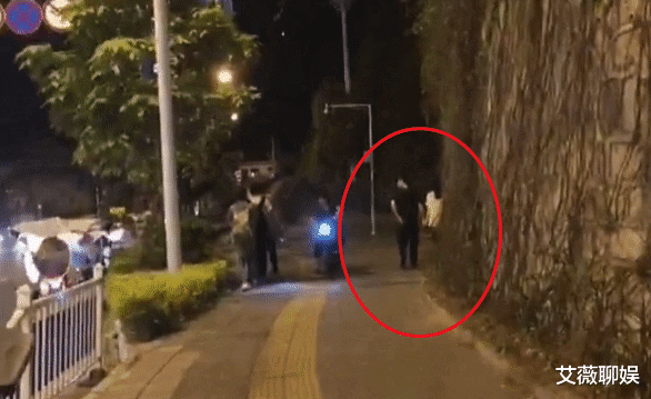 「刘碧丽」网友偶遇赵丽颖夫妇散步，冯绍峰手放的位置太霸气，丈夫专属位置