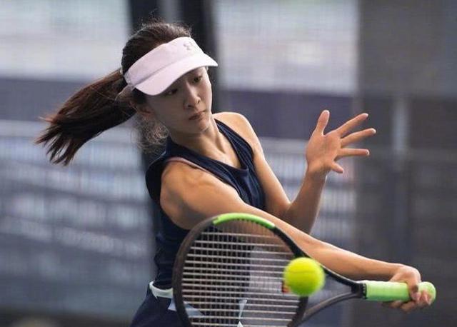 有一种"发育过猛"叫森碟,穿背心抬手那一刻,少女身材很明显