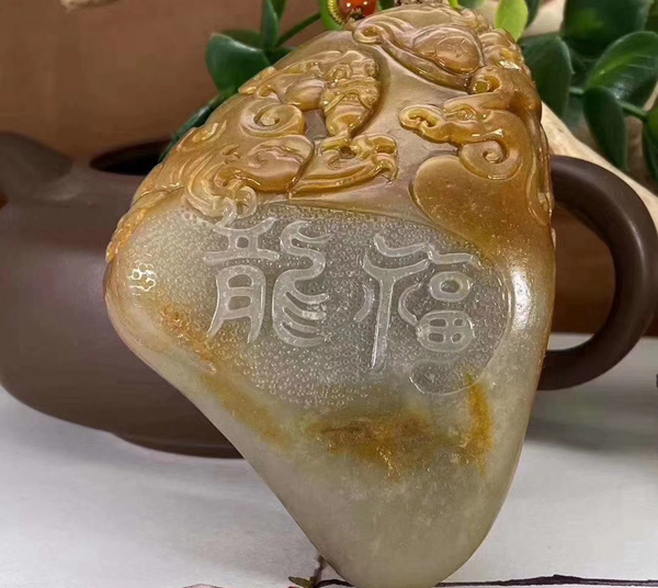 翡翠▲翡翠与和田玉有什么区别？哪个价格更高？