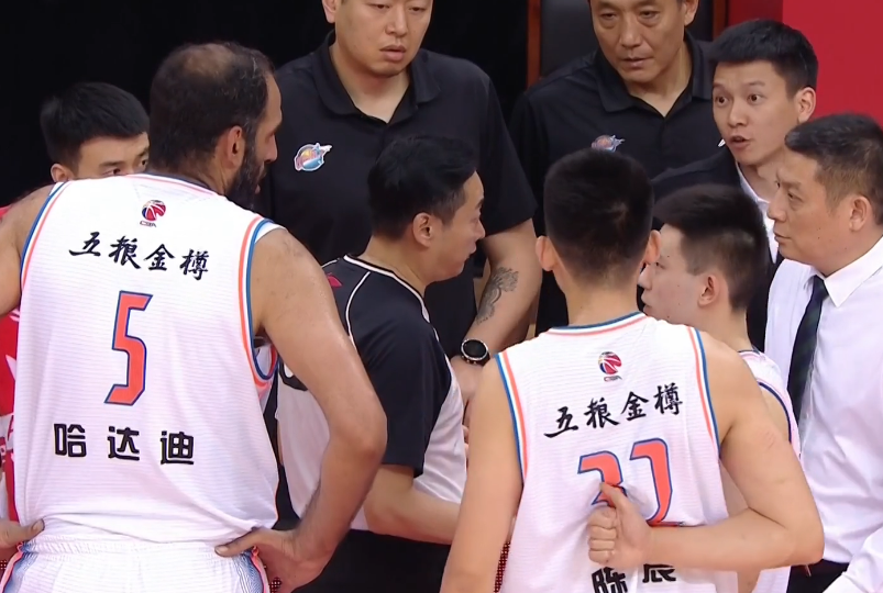 赵睿|川粤战裁判抢戏！驱逐赵睿+中断比赛近10分钟：无视威姆斯扔鞋太滑稽