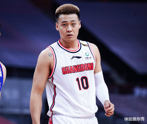 广东男篮|3场13分！广东2-1晋级总决赛，他却第1个紧紧抱住杜锋，忍不住落泪