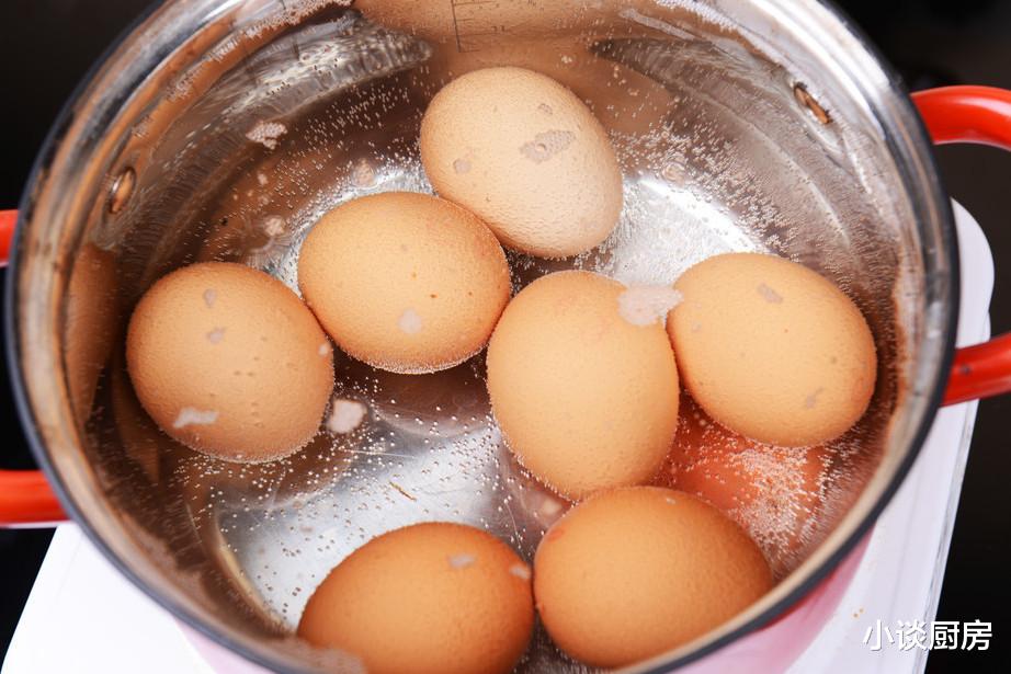 [水煮鸡蛋]煮鸡蛋别直接下锅，教你一招，鸡蛋不开裂，还很好剥壳