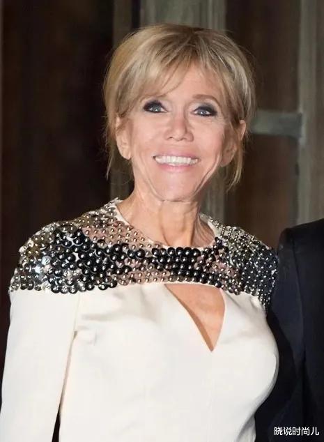 「发型」布丽吉特终于换发型，脖子皱纹瞩目，终于知道为啥喜欢“鸡窝头”