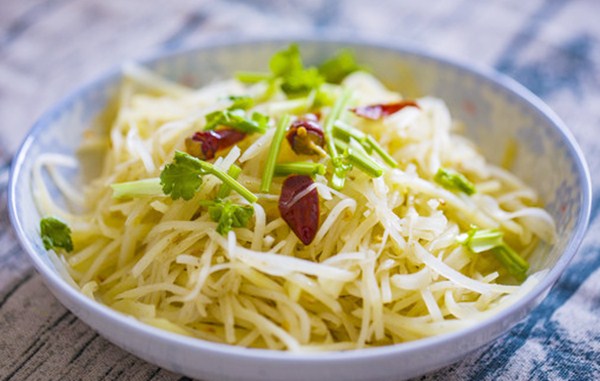 土豆丝:炒土豆丝时,泡水还是焯水?多数人都弄错,难怪吃起来不香脆