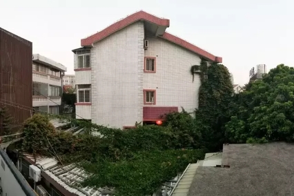 毛坯房|他因毛坯房改造火到了央视:家里什么都用白的,整个房子在发光!