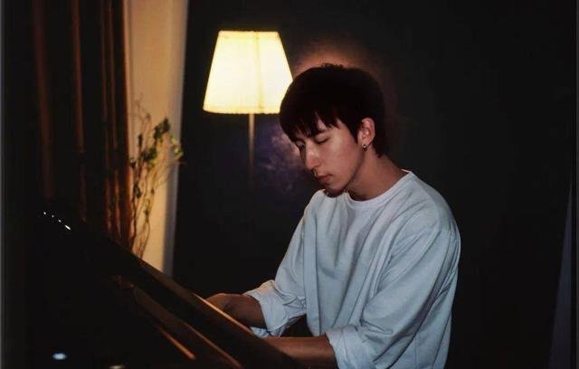 唐汉霄|18岁成为选秀冠军,31岁才发行首张专辑,唐汉霄竟是无名之辈?