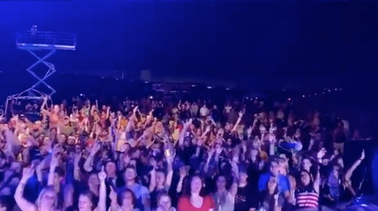 『演唱会』美国确诊再创新高!一位乡村歌手搞千人演唱会,还写歌蔑视新冠病毒