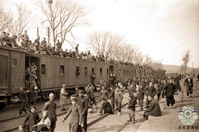 蒋介石▲1942年河南大饥荒老照片:图3正在啃树皮,蒋介石看完照片腿发抖