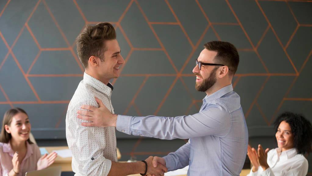 『』有些事，领导不直接找你，让同事联系你，这是啥套路？