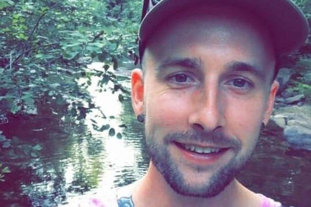 |女友跟了老板，被甩的美国男子很生气，想出一招来嘲讽对方