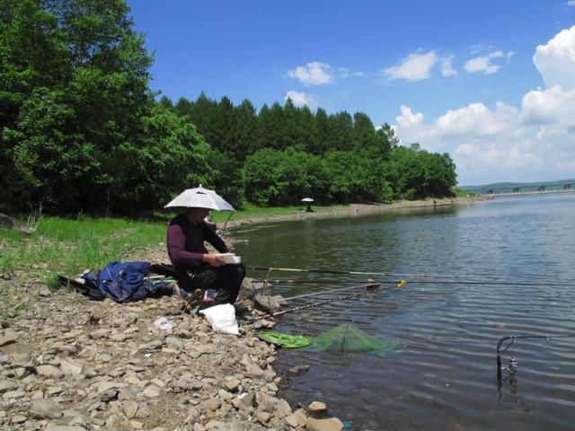 农夫山泉|我伙计开着奔驰把他娃拉到河边卖水