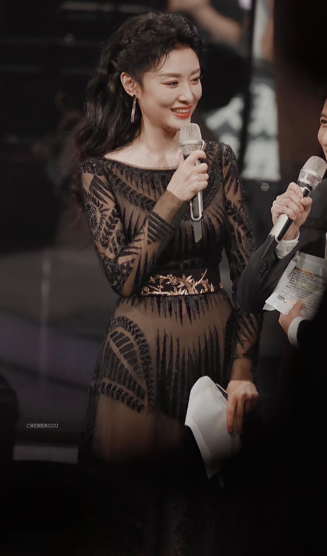 周涛|开口既是春晚腔！周涛穿红裙独占C位成一姐，气场连汪涵都接不住