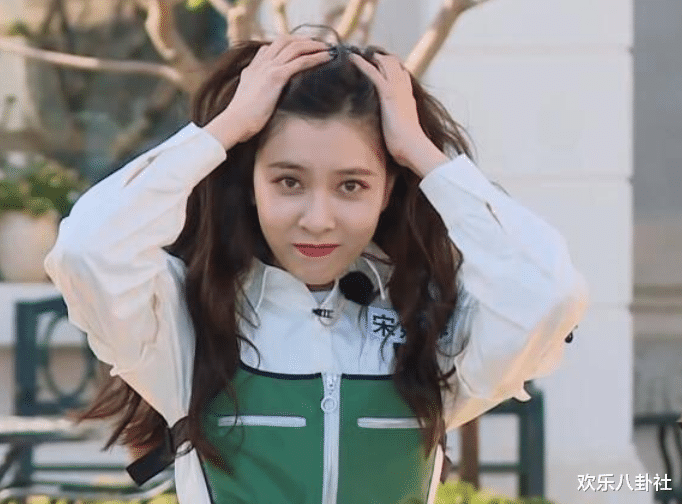 『奔跑吧兄弟』跑男玩“水炸弹”游戏，其他女嘉宾都选择护着头发，唯独她与众不同