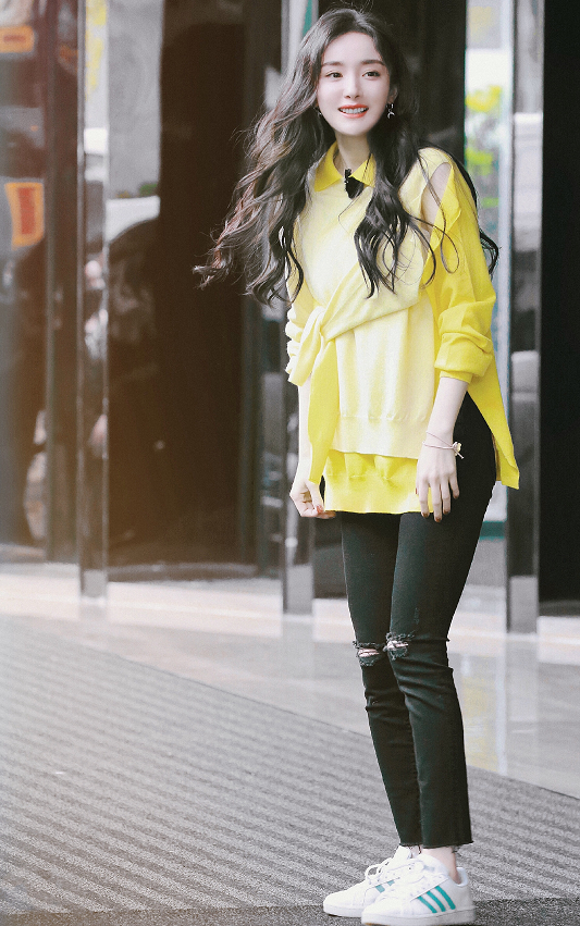 『杨幂』杨幂的形象从不是随便的！指甲颜色一天一个色，明星就是不一样