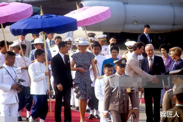 32年前戴安娜出訪泰國，兩位王儲爭相迎接，絕世美人值最高待遇！-圖3