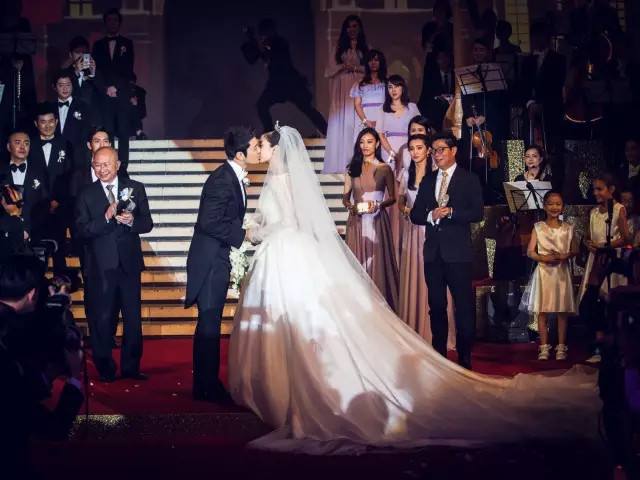 |从2亿天价婚礼到如今无戏可拍，到处求人不被搭理，他总算不红了