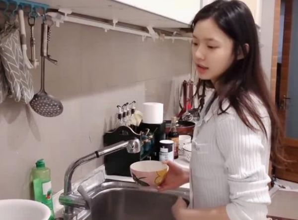 「林允」林允直播下厨做饭,颜值高到不需要化妆,“牛奶肌”皮肤好好炫耀
