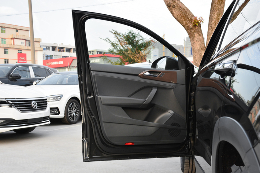 大众汽车■大众也放下“尊严”！从17万下探到12.8万，30天卖了12806辆