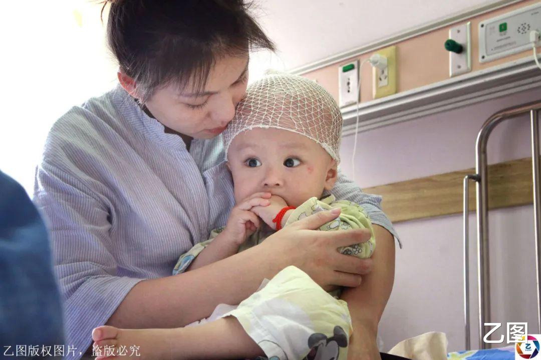 上海市：儿子病重无钱治，母亲跪地嚎啕大哭，13位母亲照片张张刺痛人心