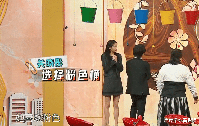 「关晓彤」王牌剪辑出问题?关晓彤上台时还穿着鞋,下一秒就变了,看懵观众