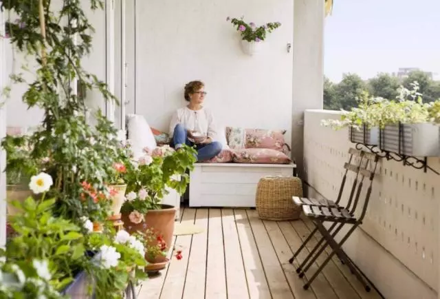 「」阳台别再装晾衣杆！聪明人“这样”装修，内行人都夸赞，实用美观