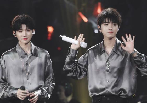 王俊凯|王源化作助理递给王俊凯手机，袖子刚出镜就被认出，真住一起了？