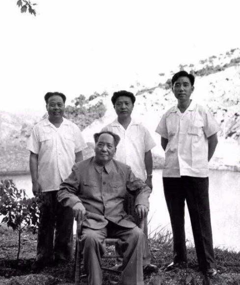 毛岸英|历史上过目难忘照片:武汉长江大桥前的雷锋,图3周恩来毛岸英毛岸青的合影