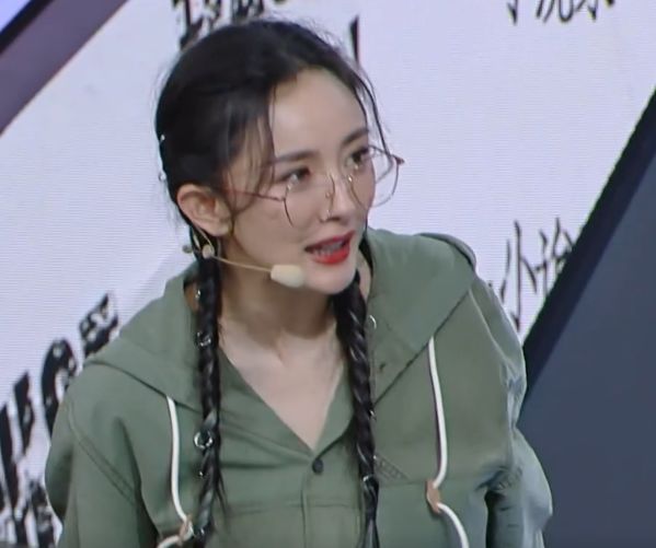 杨幂|杨幂录节目台上摔倒，忘记穿的短裙，她的救场动作堪称教科级